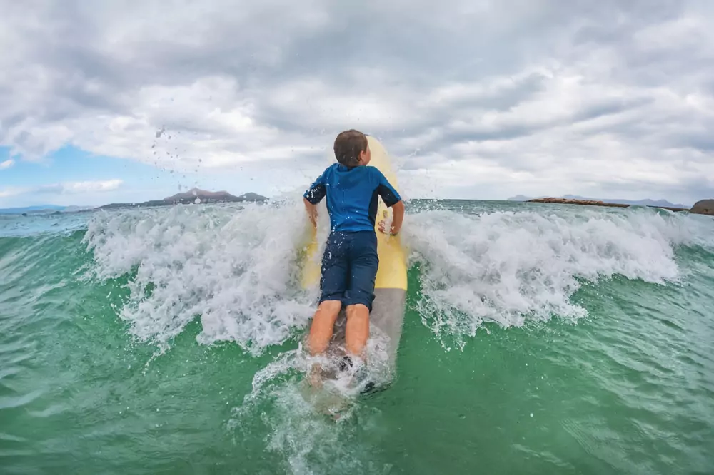 junge mit surfbrett