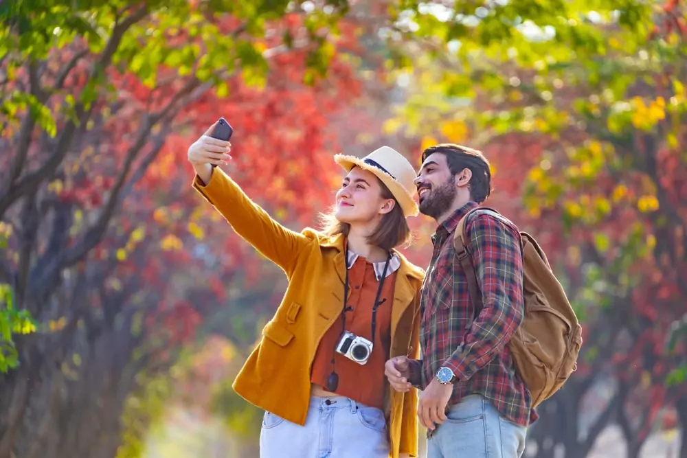 herbst-paar-wanderung-wald